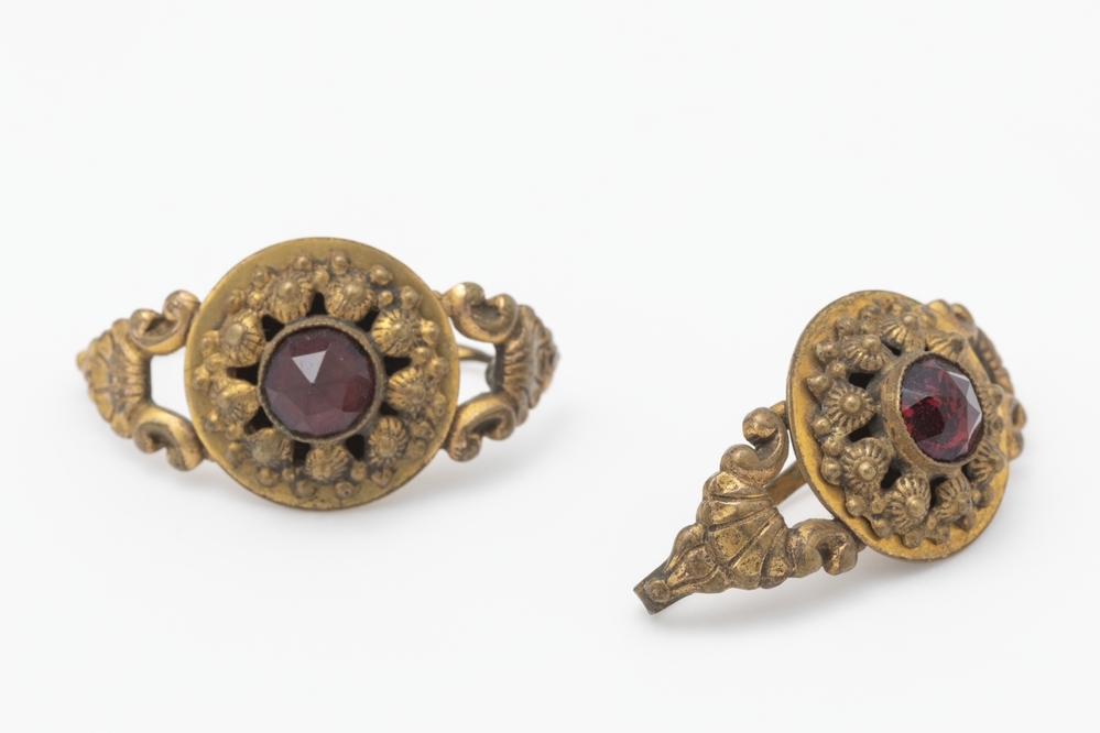 Oorbellen met rode steen