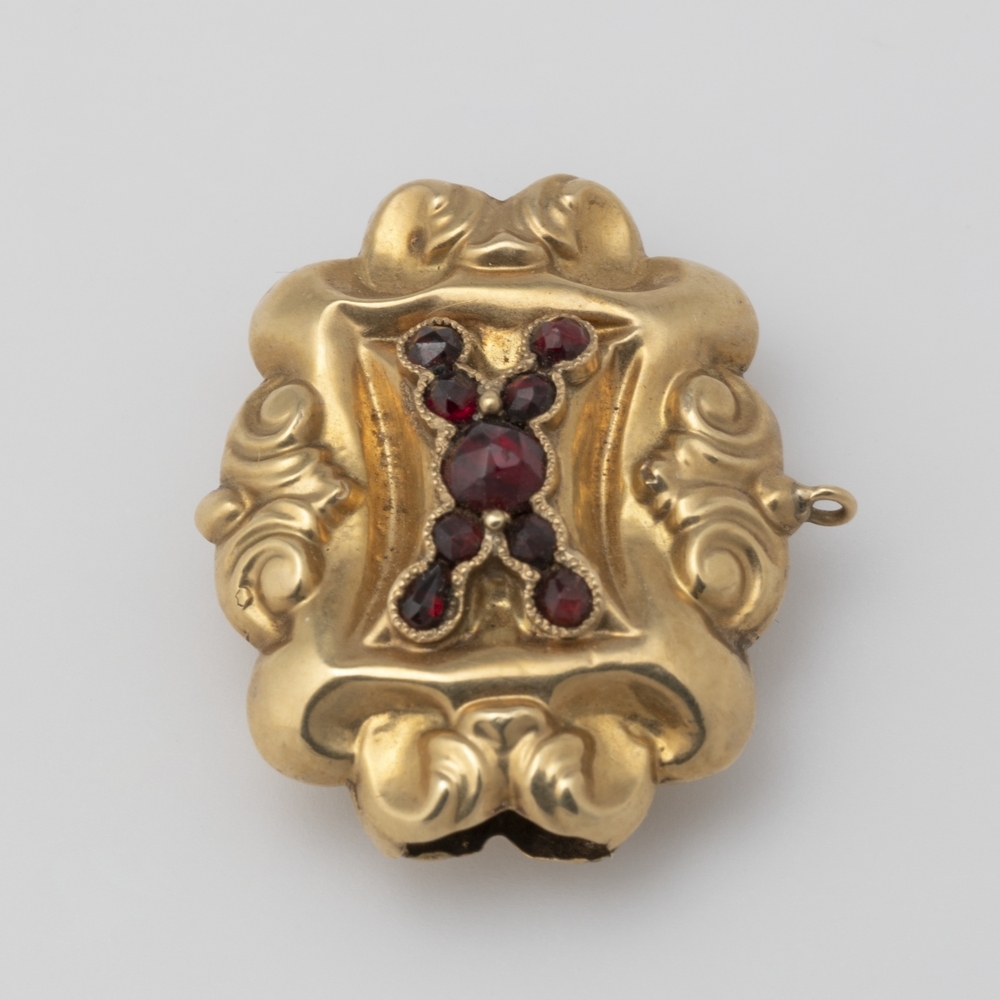 Gouden hanger met rode stenen