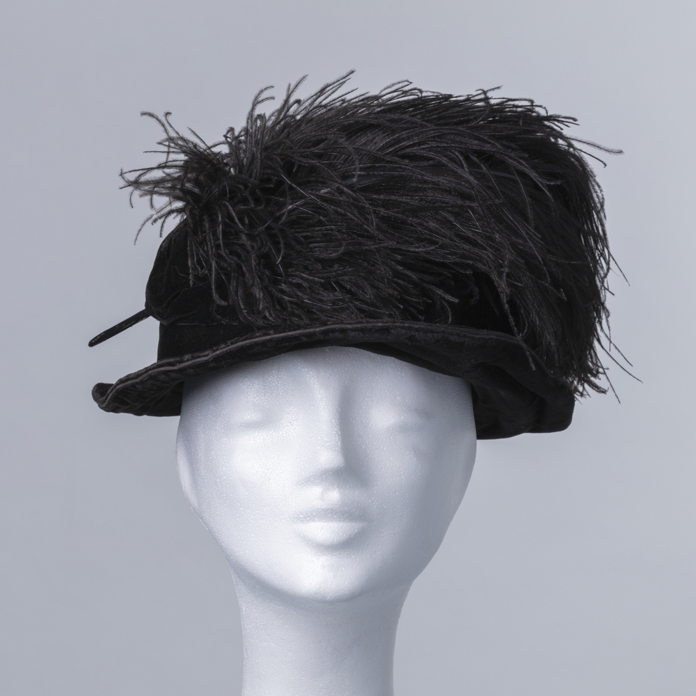 Dameshoed van zwart fluweel