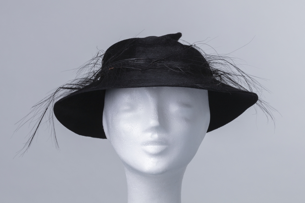Zwarte vilten hoed met veren