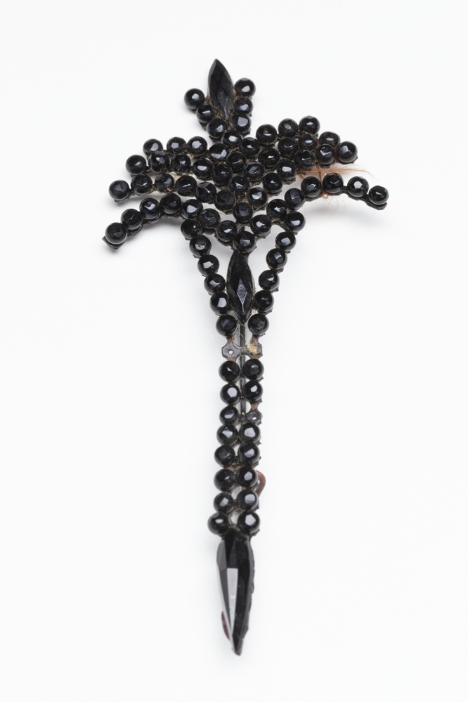 Broche met zwarte steentjes