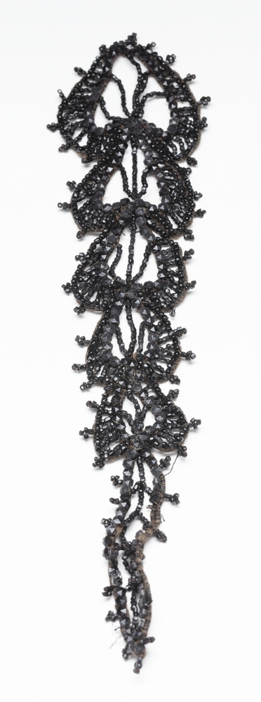 Appliqué van zwarte kraaltjes