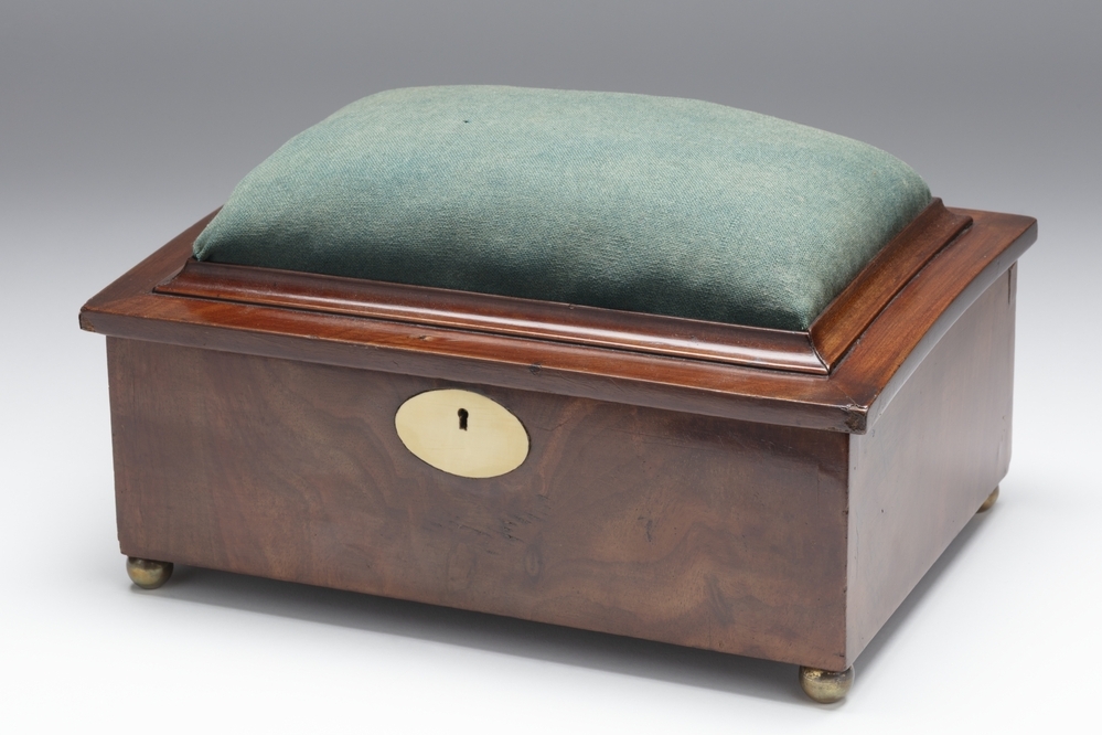 Naaidoos met groen speldenkussen