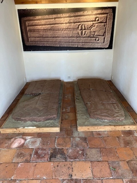 Fragmenten van een grafsteen of sarcofaagdeksel (Thesinge, Steerwolde)