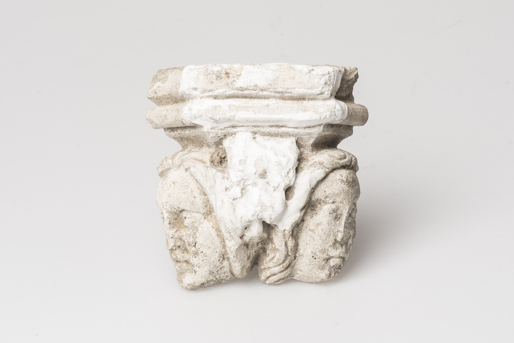 Voetstuk met twee koppen als kraagstukken