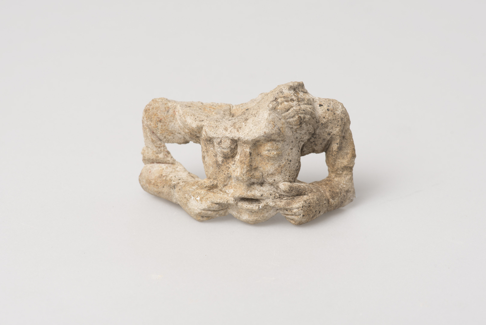 Zandstenen console-ornament