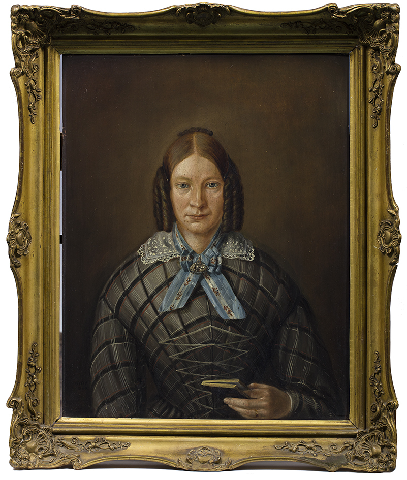 Dame en face met boek in haar linkerhand