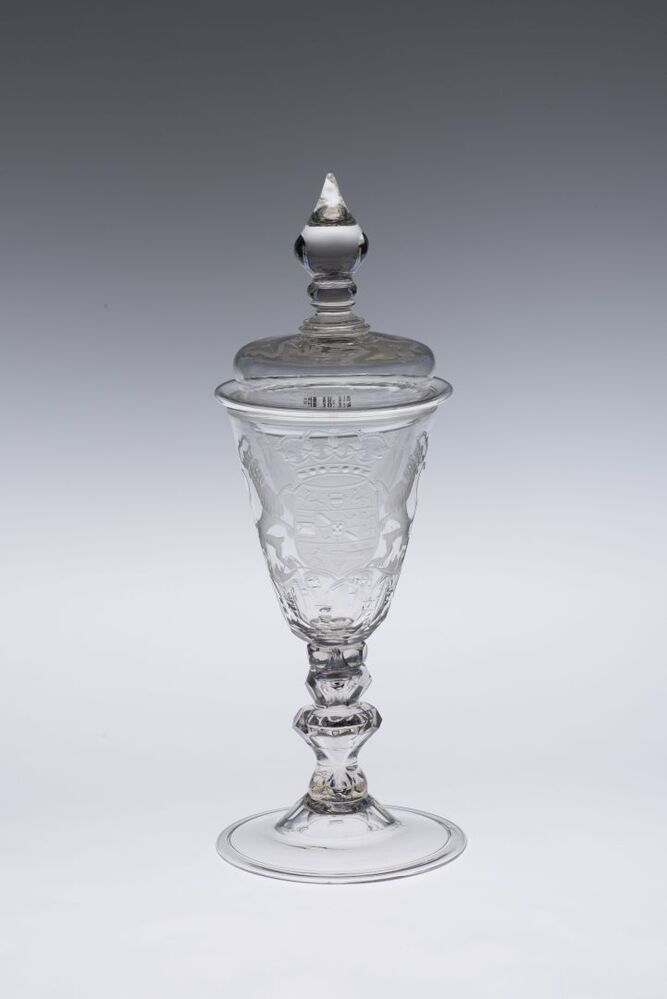 Bokaal met deksel bekroond wapen van Oranje-Nassau