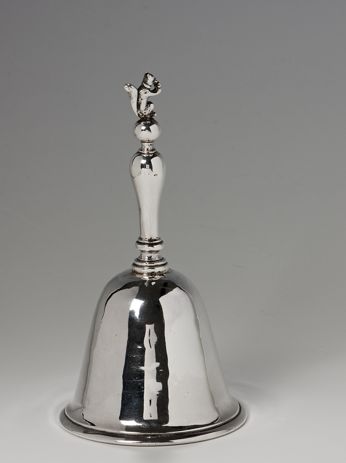 Tafelbel met familiewapen Sichterman